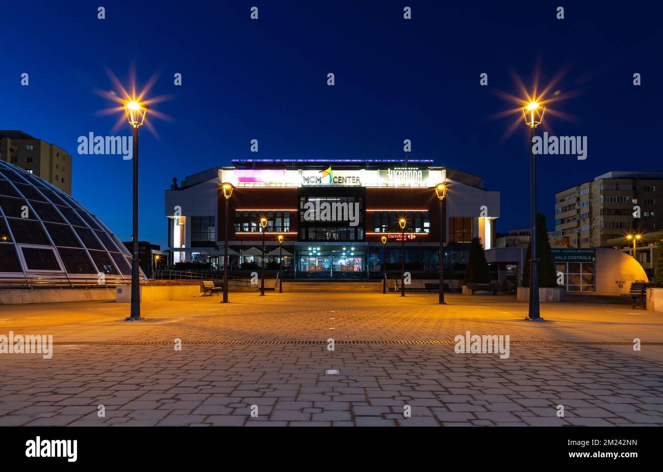 Ein Bild des MCM Center Office & Retail Shopping Center in Iasi bei Nacht. Stockfoto