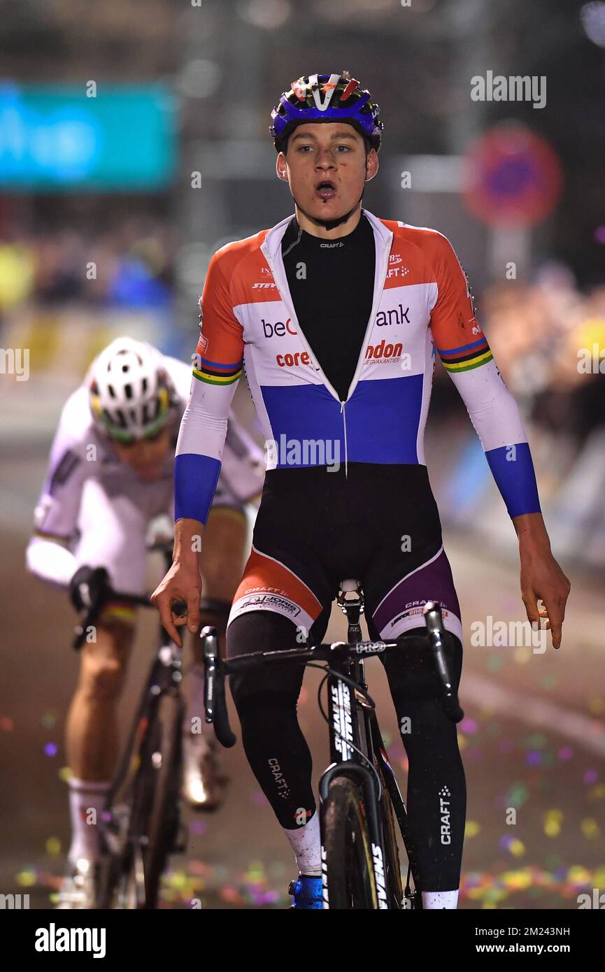 Der belgische Weltmeister Wout Van Aert und der niederländische Mathieu Van der Poel springen auf das Ende der 6.. Etappe (von 8) des Superprestige Cyclocross-Radwettbewerbs in der Kategorie Elite Men in Diegem, Freitag, 23. Dezember 2016. BELGA FOTO DAVID STOCKMAN Stockfoto