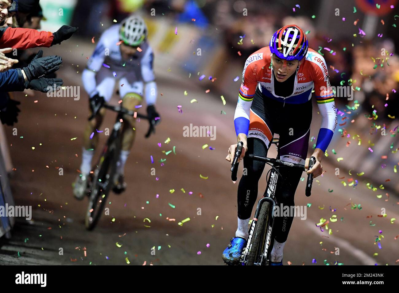Der belgische Weltmeister Wout Van Aert und der niederländische Mathieu Van der Poel springen auf das Ende der 6.. Etappe (von 8) des Superprestige Cyclocross-Radwettbewerbs in der Kategorie Elite Men in Diegem, Freitag, 23. Dezember 2016. BELGA FOTO DAVID STOCKMAN Stockfoto