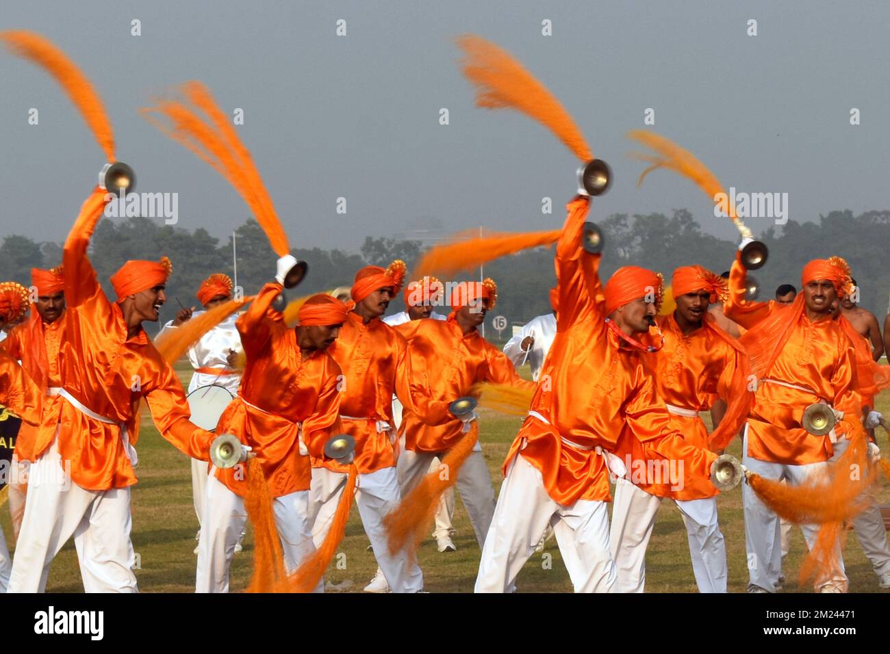 Kalkutta, Westbengalen, Indien. 13.. Dezember 2022. Indische Armeesoldaten, die vor der Feier „Vijay Diwas“, einer Zeremonie zur Feier der Befreiung Bangladeschs durch die indischen Streitkräfte am 16. Dezember 1971 in Kalkutta, eine Generalprobe vorführten. (Kreditbild: © Sudipta das/Pacific Press via ZUMA Press Wire) Stockfoto