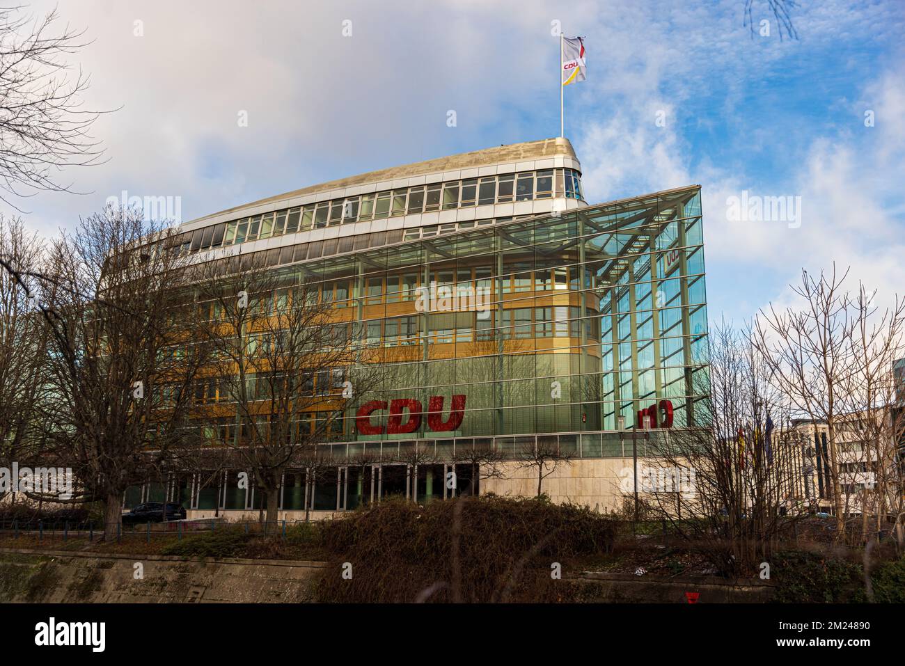 BERLIN - 12. DEZEMBER 2022: CDU-Zentrale in Berlin. Moderne Büros der politischen Partei in Deutschland, der CDU unter der Leitung von Friedrich Merz. Stockfoto
