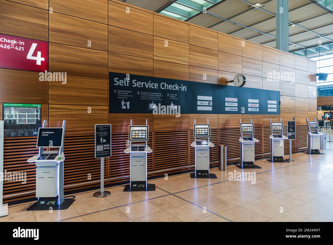 BERLIN, DEUTSCHLAND - 12. DEZEMBER 2022: Automatisierter Check-in an der Airport BER. Innovation im Dienste der Menschen, Automatisierung und auch Personalabbau. Stockfoto