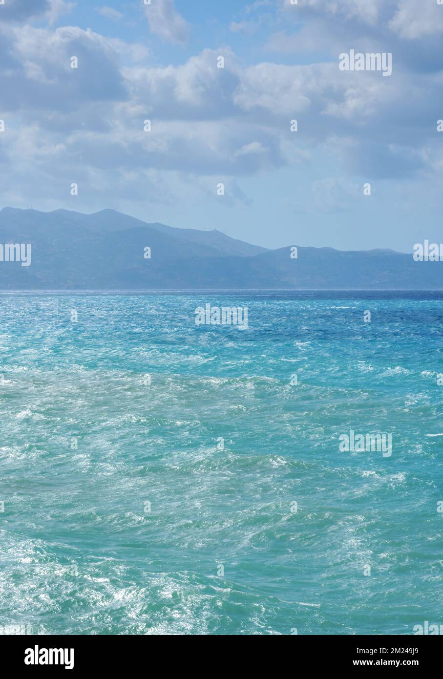 Blick auf die Wellen des Mittelmeers auf Kreta bei bewölktem Wetter Stockfoto