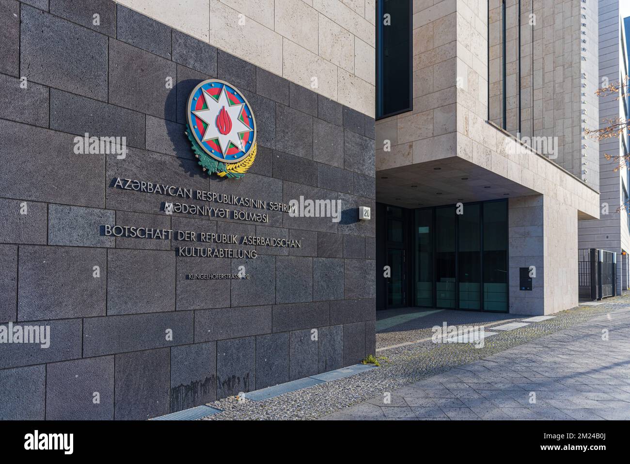 BERLIN - DEZEMBER 2022: Kulturabteilung der Botschaft Aserbaidschans in der Klingelhoeferstraße. Stockfoto