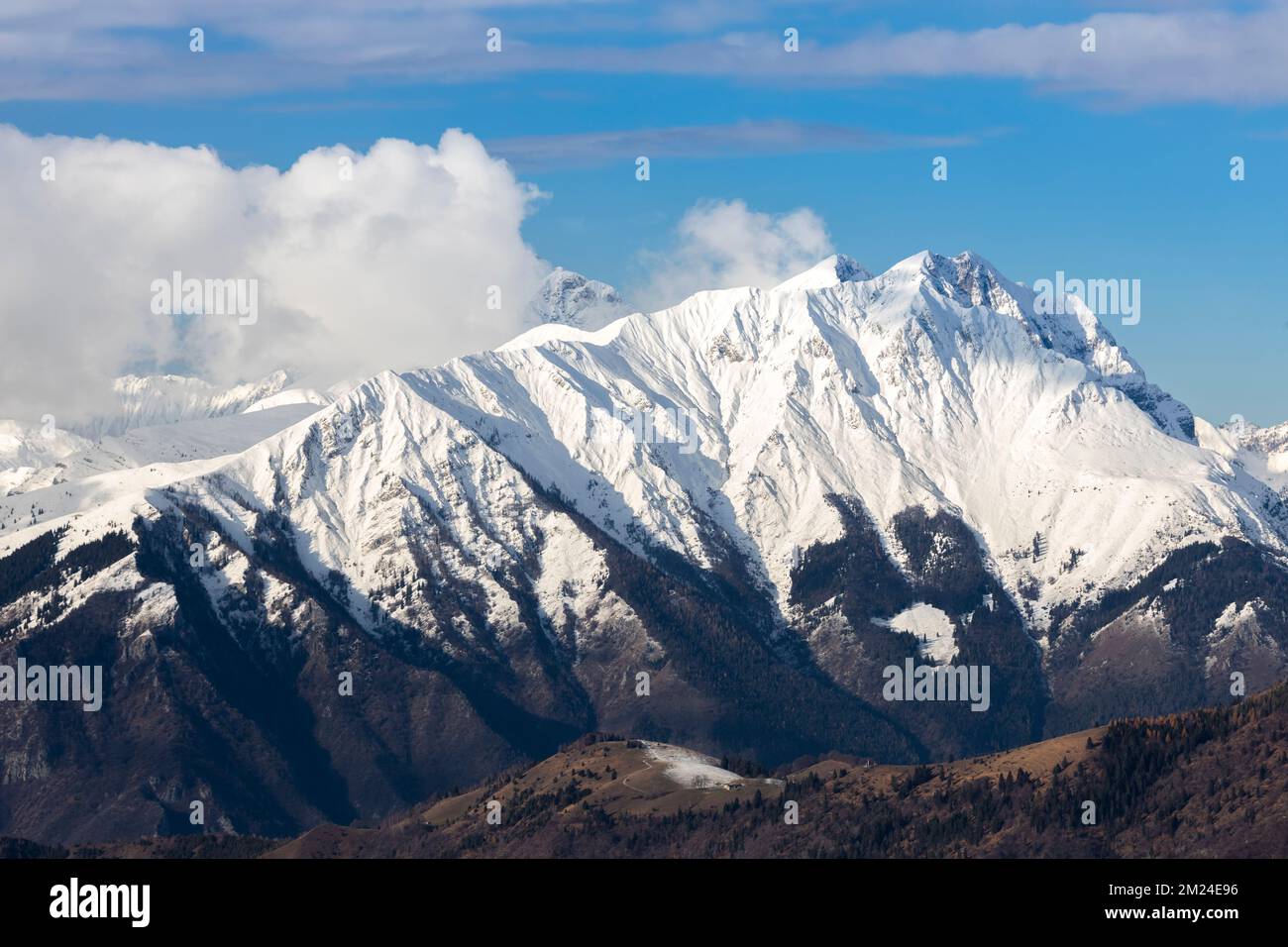 Blick auf Cima Vaccaro, Monte Secco und Cima del FOP bedeckt mit Schnee