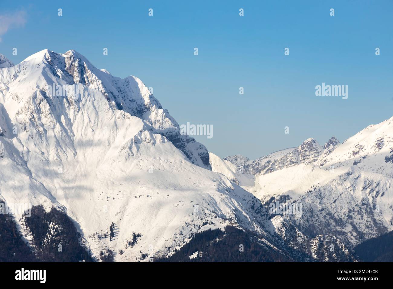Blick auf Cima Vaccaro, Monte Secco und Cima del FOP bedeckt mit Schnee