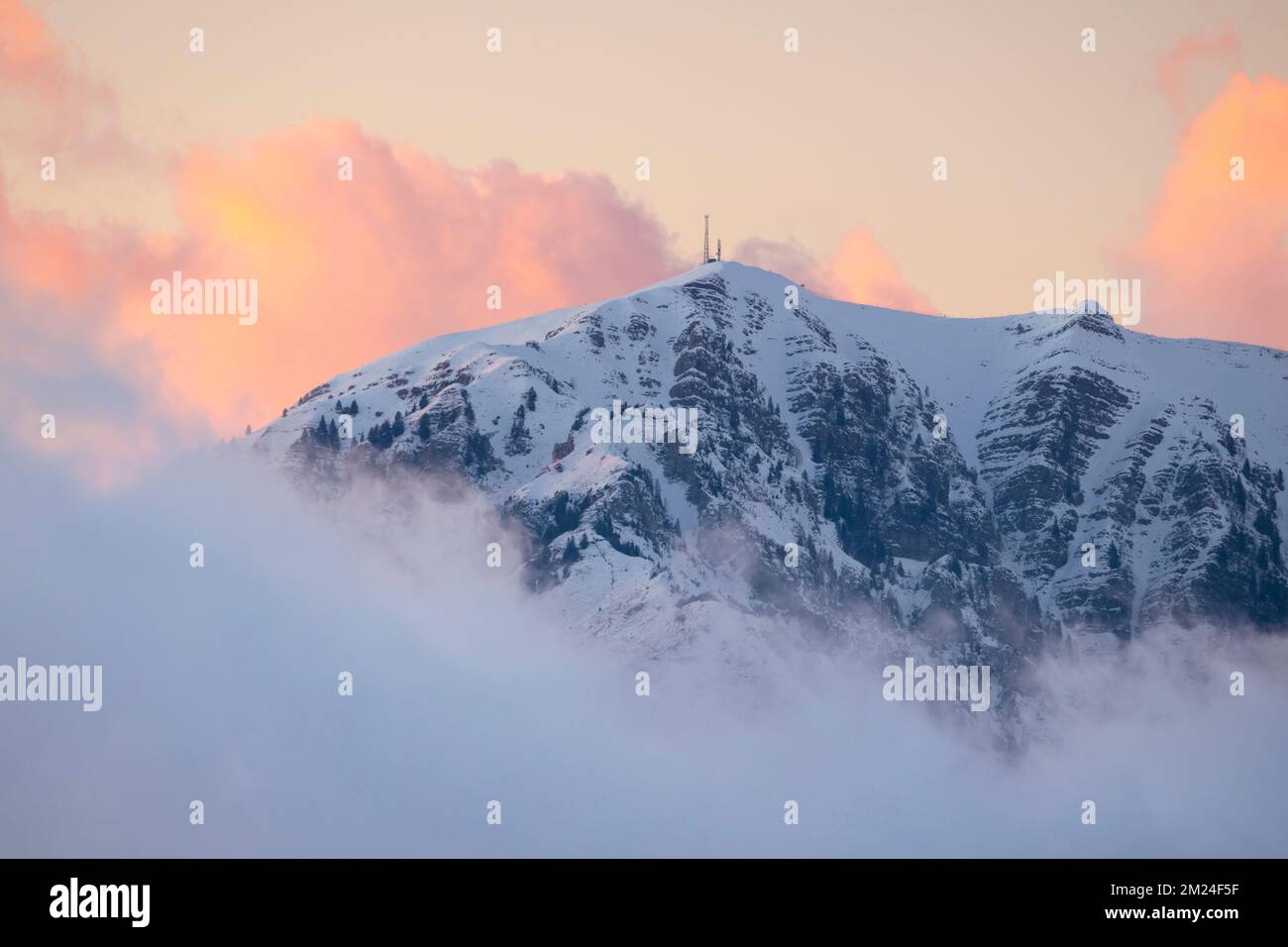 Blick auf den Gipfel des Monte Pora bei Sonnenuntergang im Winter von Montecampione. Artogne, Valle Camonica, Bezirk Brescia, Lombardei, Italien. Stockfoto