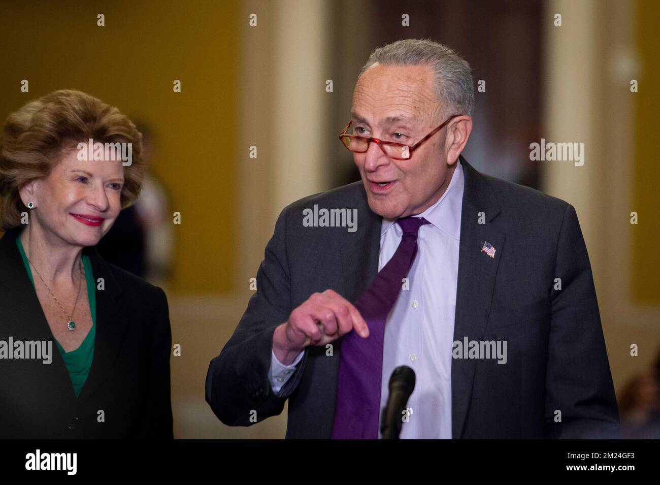 Der Mehrheitsführer des US-Senats, Chuck Schumer (Demokrat von New York), hält während der Pressekonferenz des Senats Democratâs Policy Lunch im US Capitol in Washington, DC, am Dienstag, den 13. Dezember 2022 eine Rede. Kredit: Rod Lamkey/CNP Stockfoto