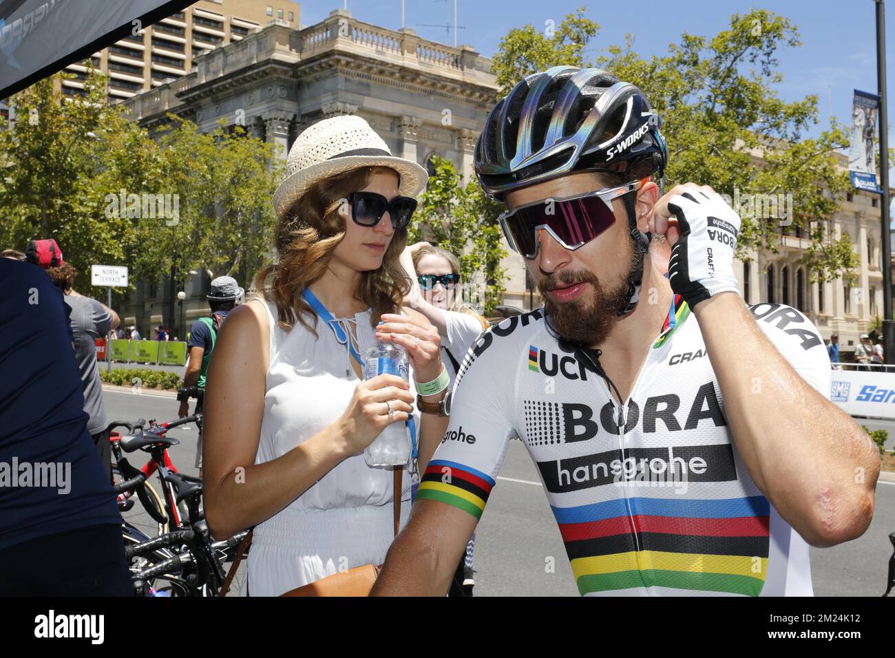 Der slowakische Peter Sagan von Bora-Hansgrohe und seine Frau wurden in der sechsten und letzten Etappe der 19.. Ausgabe des Radrennen Tour Down Under, 90 km von Adelaide nach Adelaide, am Sonntag, den 22. Januar 2017, in Australien abgebildet. BELGA FOTO YUZURU SUNADA Stockfoto