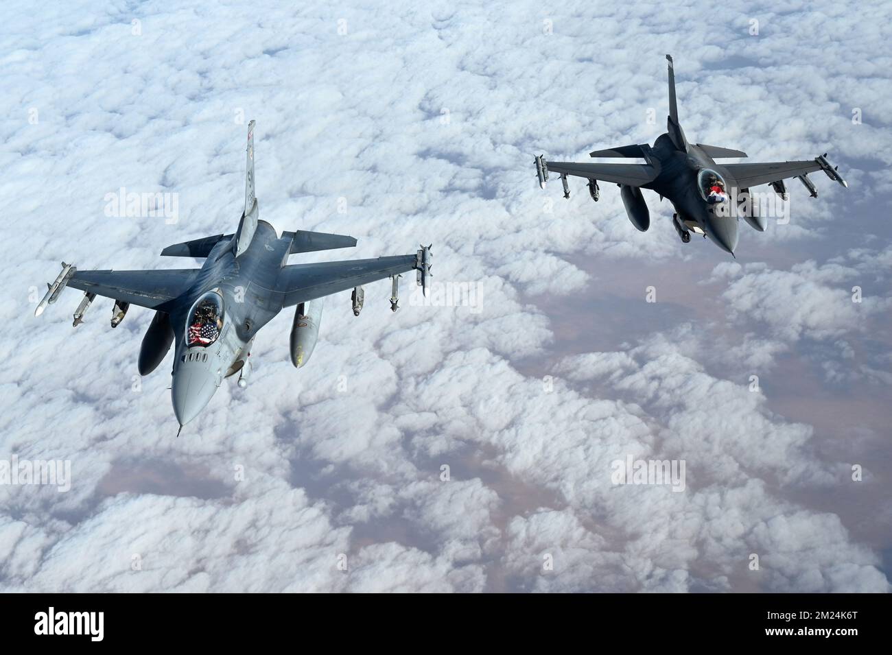 USCENTCOM, geheimer Ort. 2.. Dezember 2022. USA Air Force Captain Brave Left, 77. Expeditionary Fighter Squadron F-16 Pilot, und Royal Netherlands Air Force Major Turbo Scherders, Right, 77. Expeditionary Fighter Squadron Director of Operations fliegen in Formation über einen geheimen Ort innerhalb der USA Verantwortungsbereich des Zentralkommandos, Dezember. 2, 2022. Im Rahmen des Programms für den Foreign Exchange Officer (FEO) fliegt der niederländische Ausbilder mit den Spielern, um die Operation inhärente Entschlossenheit zu unterstützen, die regionale Sicherheit zu gewährleisten und die Partnerschaften mit der NATO zu stärken Stockfoto