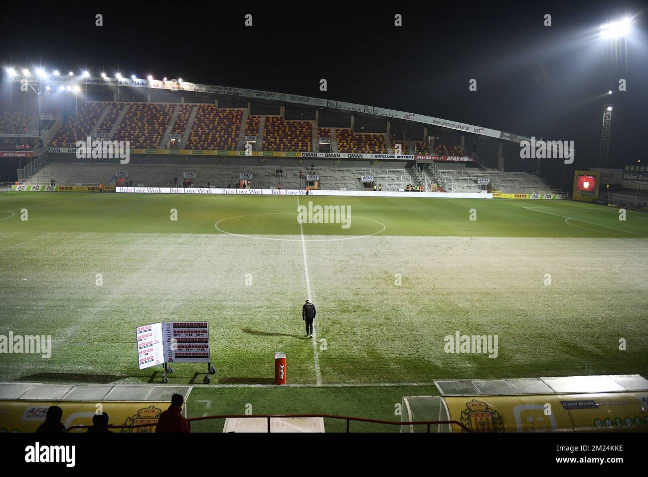 Die Abbildung zeigt das teilweise eingefrorene Spielfeld im AFAS-Stadion vor dem Beginn des Jupiler Pro League-Spiels zwischen KV Mechelen und KVC Westerlo in Mechelen, Sonntag, den 22. Januar 2017, am 22. Tag der belgischen Fußballmeisterschaft. BELGA FOTO YORICK JANSENS Stockfoto