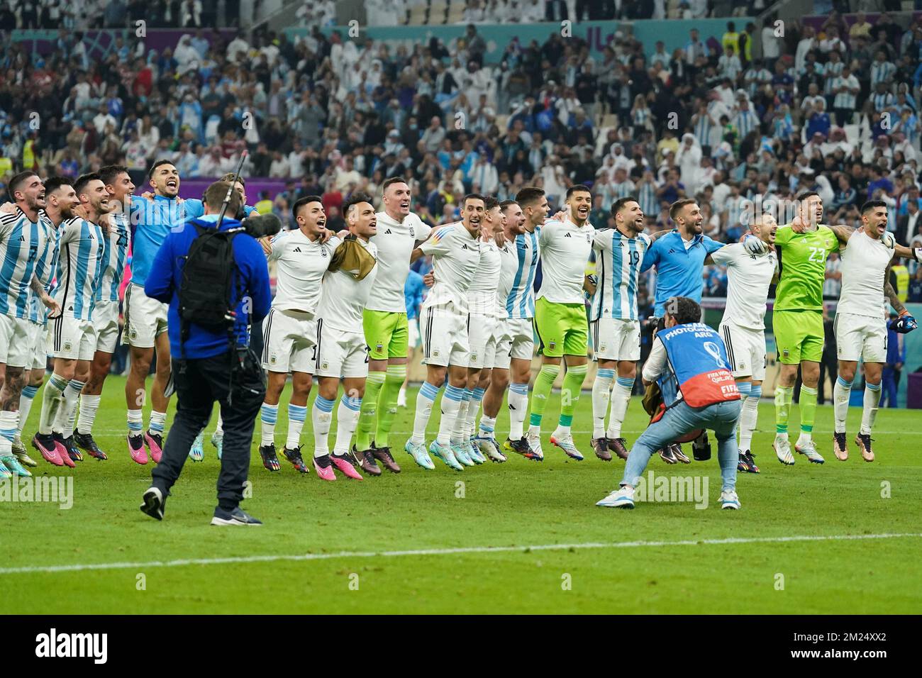 DOHA, KATAR - 13. DEZEMBER: Die Spieler Argentiniens feiern den Sieg nach dem Halbfinalspiel der FIFA-Weltmeisterschaft Katar 2022 zwischen Argentinien und Kroatien am 13. Dezember 2022 im Lusail-Stadion in Lusail, Katar. (Foto: Florencia Tan Jun/PxImages) Stockfoto