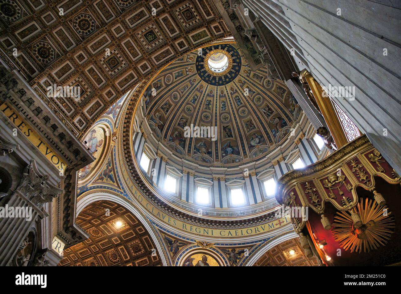 Die wunderschönen Innenräume des Petersdoms in Rom, der größten Kirche der Welt, die an dem Ort erbaut wurde, an dem der Petersdom angeblich begraben wurde Stockfoto