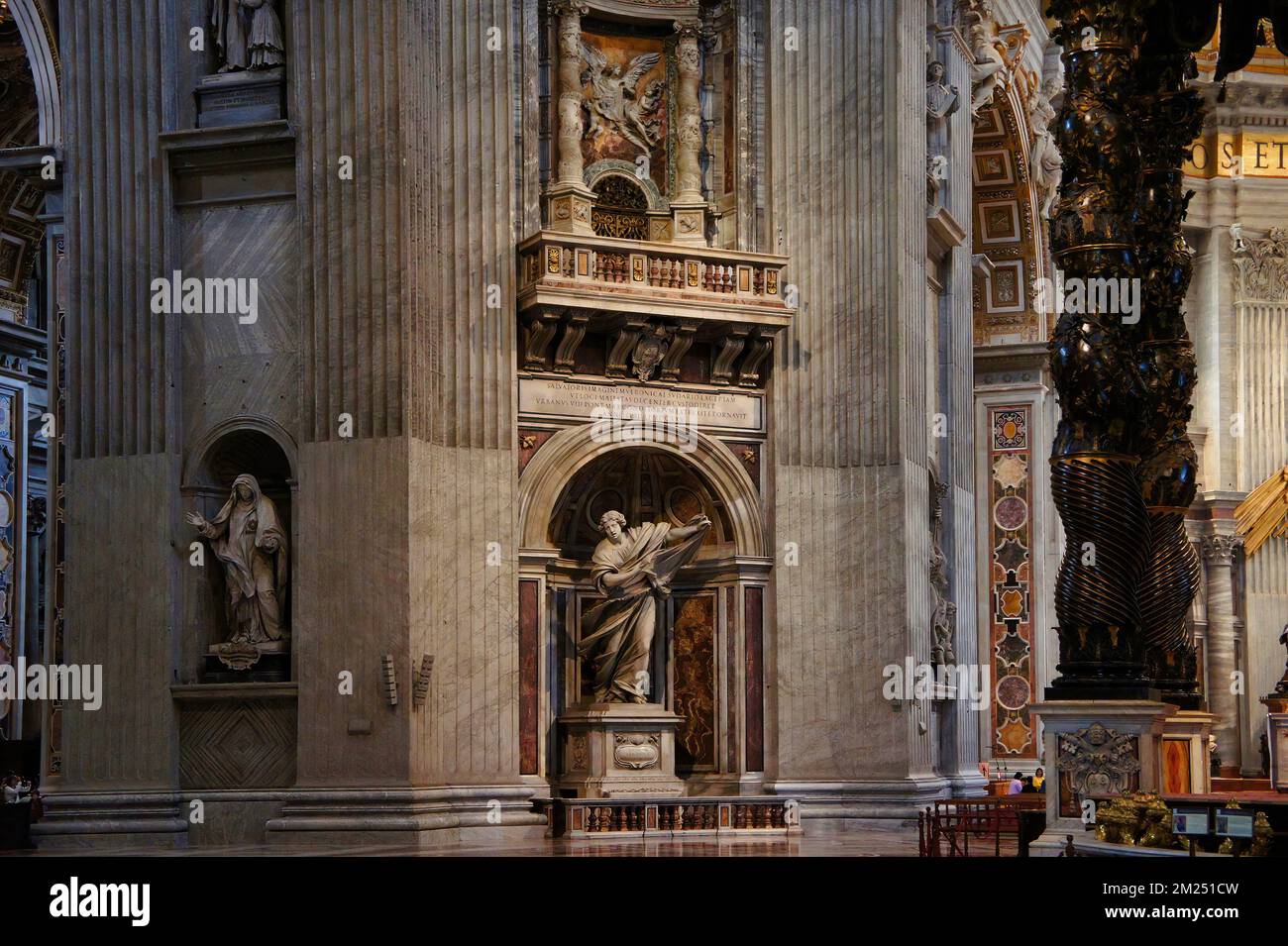 Die wunderschönen Innenräume des Petersdoms in Rom, der größten Kirche der Welt, die an dem Ort erbaut wurde, an dem der Petersdom angeblich begraben wurde Stockfoto