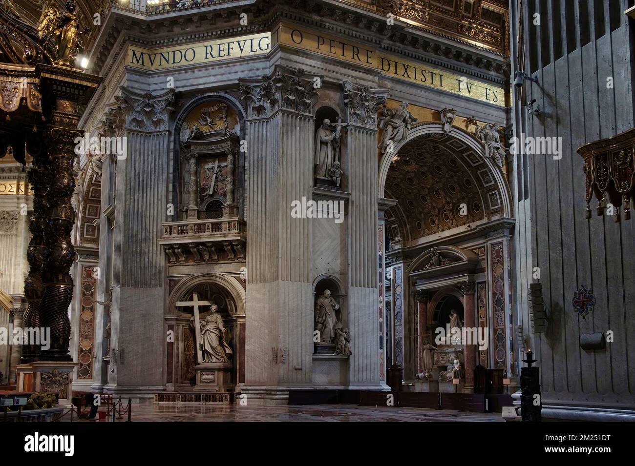 Die wunderschönen Innenräume des Petersdoms in Rom, der größten Kirche der Welt, die an dem Ort erbaut wurde, an dem der Petersdom angeblich begraben wurde Stockfoto