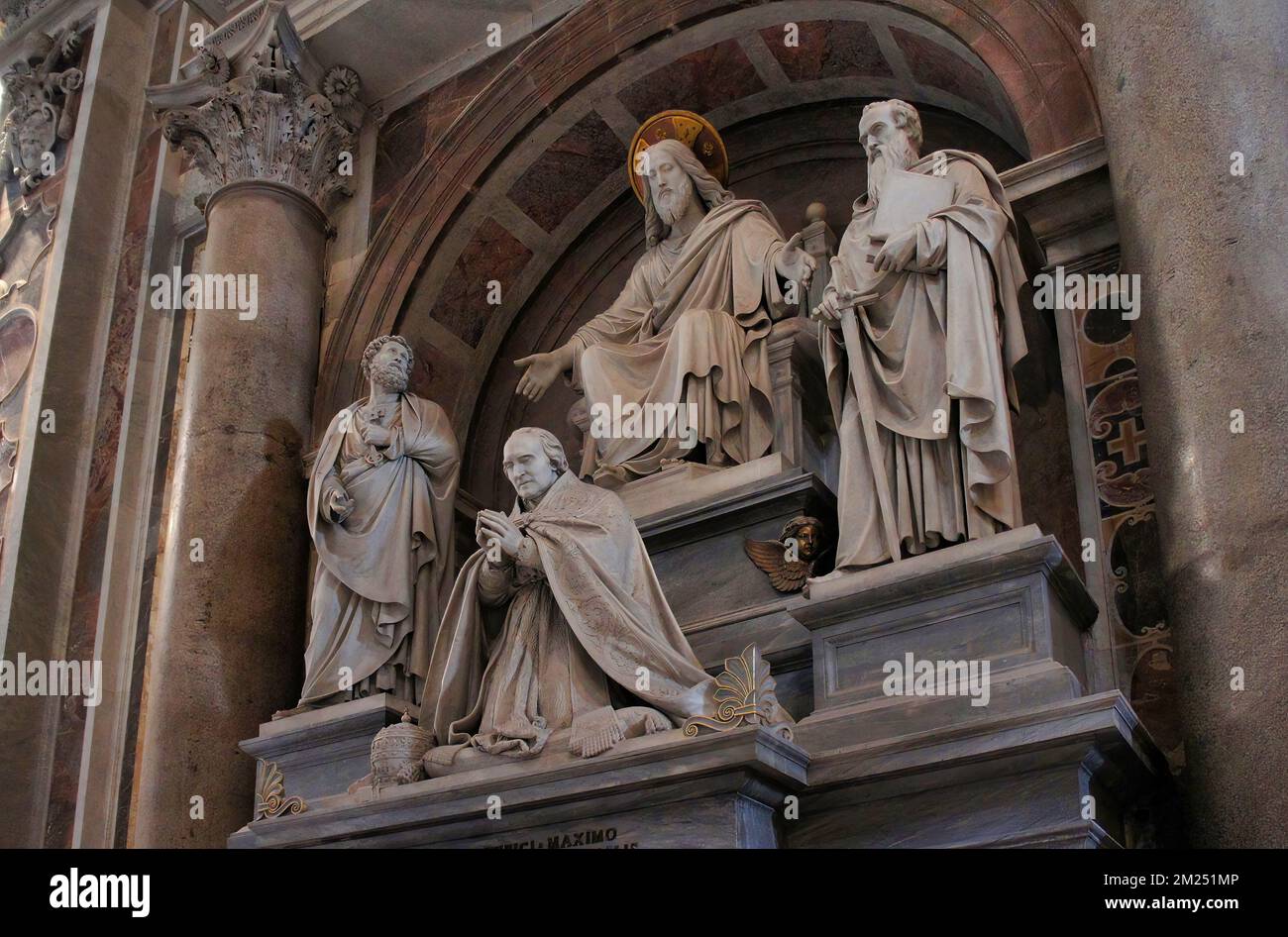 Die wunderschönen Innenräume des Petersdoms in Rom, der größten Kirche der Welt, die an dem Ort erbaut wurde, an dem der Petersdom angeblich begraben wurde Stockfoto