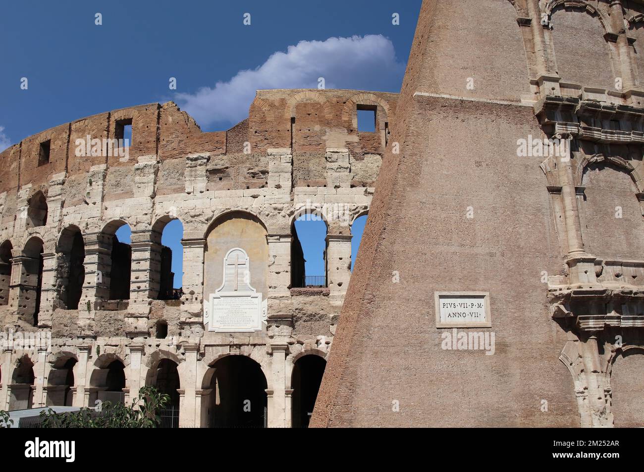 Das Kolosseum (Flavianisches Amphitheater) im Zentrum von Rom ist das größte römische Amphitheater der Welt Stockfoto