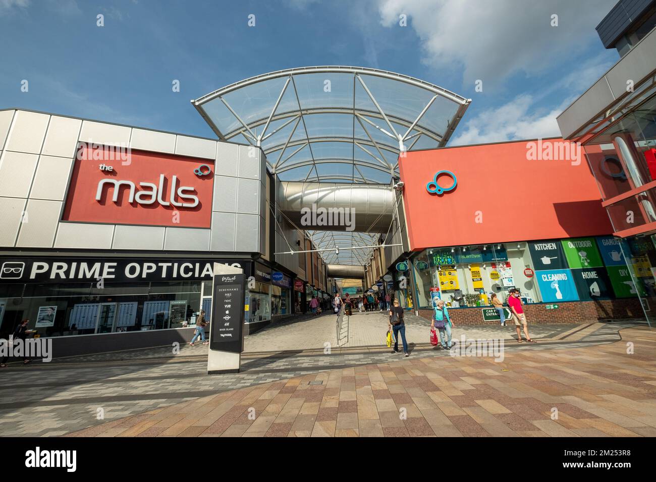 Basingstoke, Vereinigtes Königreich - September 2022: Das Einkaufszentrum Malls, ein großes Einzelhandelsziel für gemischte Zwecke. Stockfoto