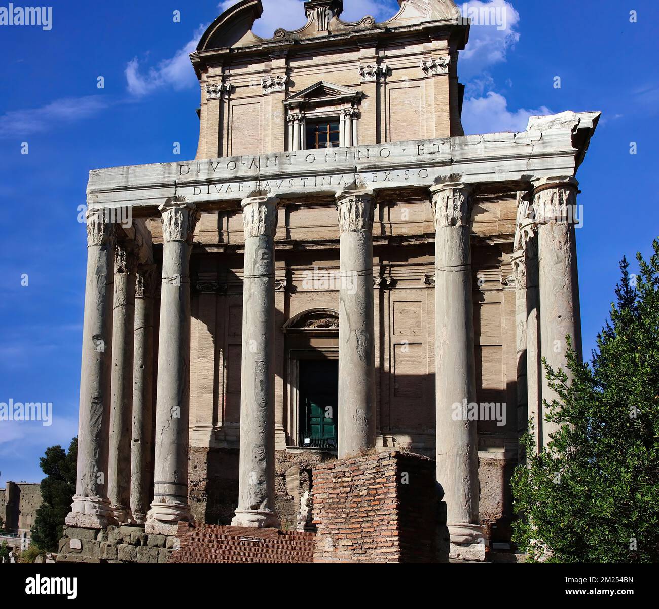Der Tempel von Antoninus e Faustina im Forum Romanum, dem politischen, rechtlichen, religiösen und wirtschaftlichen Zentrum der Stadt Rom Stockfoto