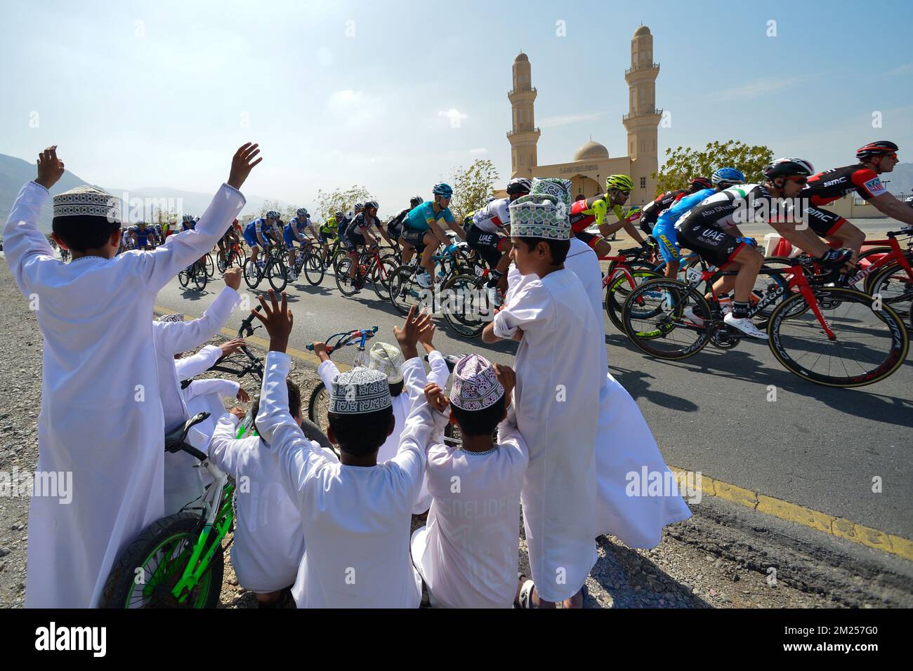 Die Abbildung zeigt die Zuschauer während der ersten Etappe des Radrennens Tour of Oman 2017, einer 176,5 km langen Route vom Al Sawadi Beach zum Naseem Park, Oman, am Dienstag, den 14. Februar 2017. Die Tour von Oman 2017 findet vom 14. Bis 19. Februar statt. BELGA FOTO YUZURU SUNADA Stockfoto