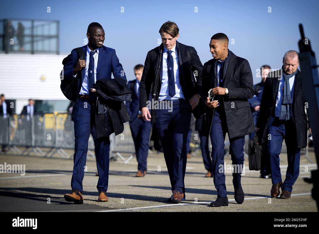 Genks Omar Colley, Genks Sander Berge und Genks Jean-Paul Boetius wurden vor dem Abflug der belgischen First League-Fußballmannschaft KRC Genk nach Bukarest, Rumänien, am Dienstag, den 14. Februar 2017 vom Maastricht Airport in Maastricht, Niederlande, aufgenommen. Am Donnerstag spielt KRC Genk 1/16 Finales in der ersten Teilstrecke des Wettbewerbs der Europa League gegen den rumänischen Verein Astra Giurgiu. BELGA FOTO YORICK JANSENS Stockfoto