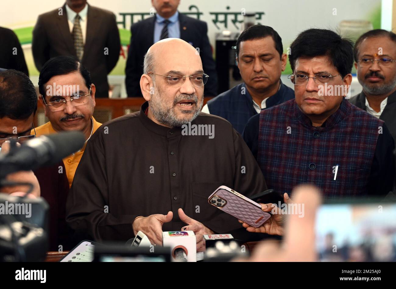 NEU-DELHI, INDIEN - DEZEMBER 13: Innenminister der Union Amit Shah mit seinen Kabinettskollegen am 13. Dezember 2022 im Parlament in Neu-Delhi, Indien. Der Innenminister der Union, Amit Shah, verurteilte den Aufruhr im Parlament am Dienstag. „Die Opposition in Lok Sabha ließ heute keine Fragestunde zu. Ich verurteile diese Tat. Der Minister für parlamentarische Angelegenheiten sagte klar und deutlich, dass der Verteidigungsminister im Parlament eine Erklärung dazu abgeben wird (Tawang Faceoff)“, sagte er, wie von der Nachrichtenagentur ANI zitiert. (Foto: Ajay Aggarwal/Hindustan Times/Sipa USA) Stockfoto