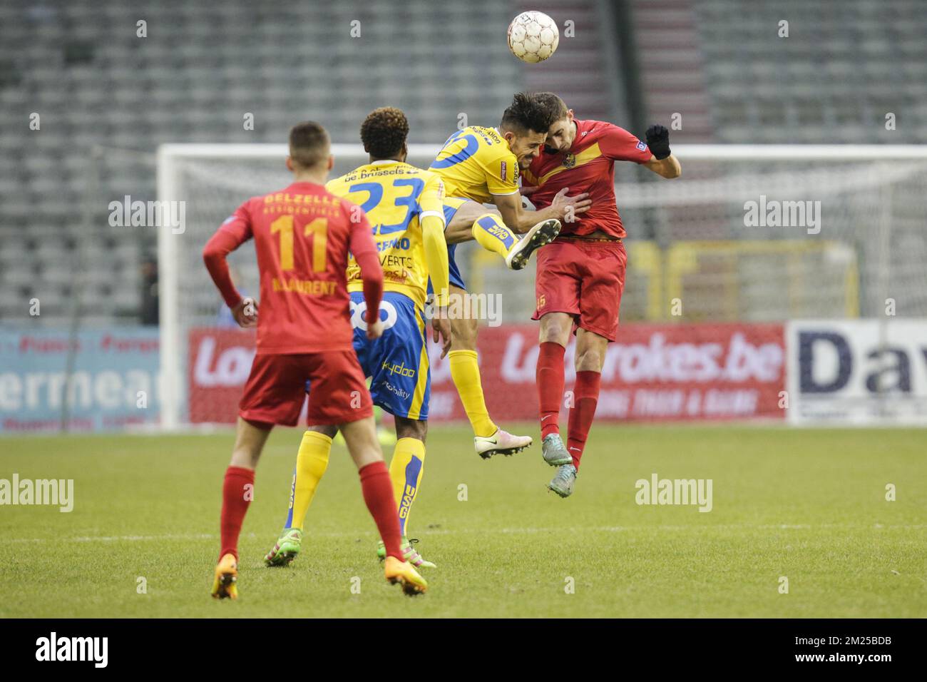 Augusto Da Silva von der Union und Yohan Betsch von Tubize in Aktion während des Spiels der proximus League 1B zwischen Union Saint-Gilloise und Tubize am Sonntag, den 19. Februar 2017, am 27. Tag der belgischen Fußballmeisterschaft in Brüssel. BELGA FOTO THIERRY ROGE Stockfoto