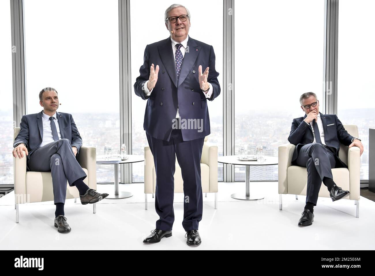 Johan Vankelecom, CFO von Belfius, Jos Clijsters, Vorstandsvorsitzender von Belfius, und Marc Raisiere, CEO von Belfius, wurden auf einer Pressekonferenz der Bank und des Versicherungsunternehmens Belfius vorgestellt, um die Ergebnisse 2016 am Donnerstag, den 23. Februar 2017, im Hauptsitz von Belfius in Brüssel vorzustellen. BELGA FOTO DIRK WAEM Stockfoto