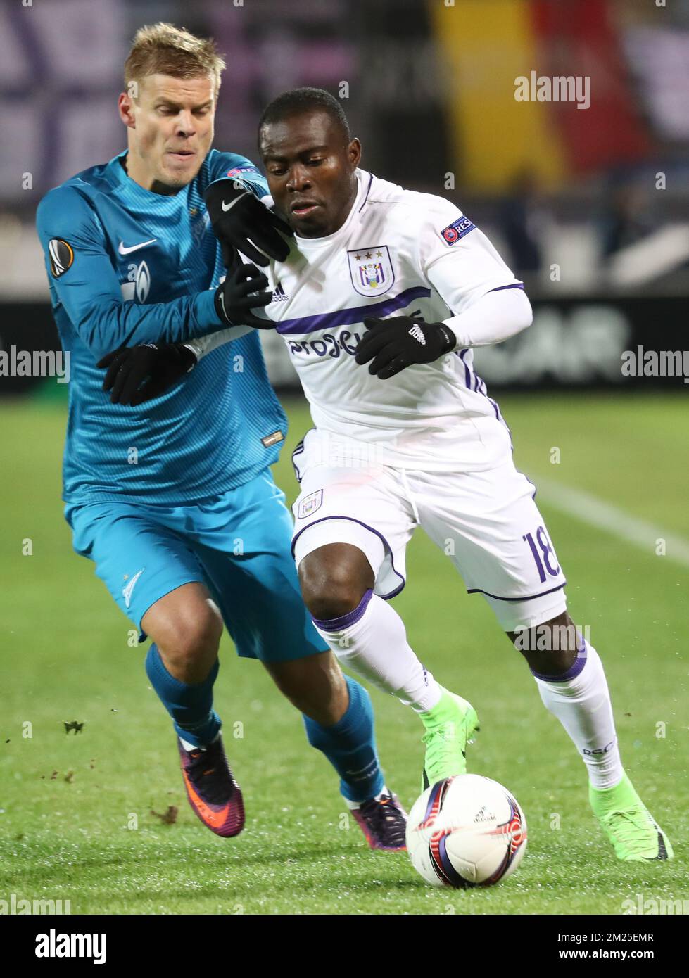 Zenits Forward's Aleksandr Kokorin und Anderlecht's Frank Acheampong kämpfen um den Ball während eines Spiels zwischen dem russischen FC Zenit und der belgischen Fußballmannschaft RSC Anderlecht, der Rückkehr der Endspiele der Europa League 1/16, Donnerstag, den 23. Februar 2017, in Sankt Petersburg, Russland. Anderlecht gewann 2-0 in der ersten Etappe. BELGA PHOTO VIRGINIE LEFOUR Stockfoto