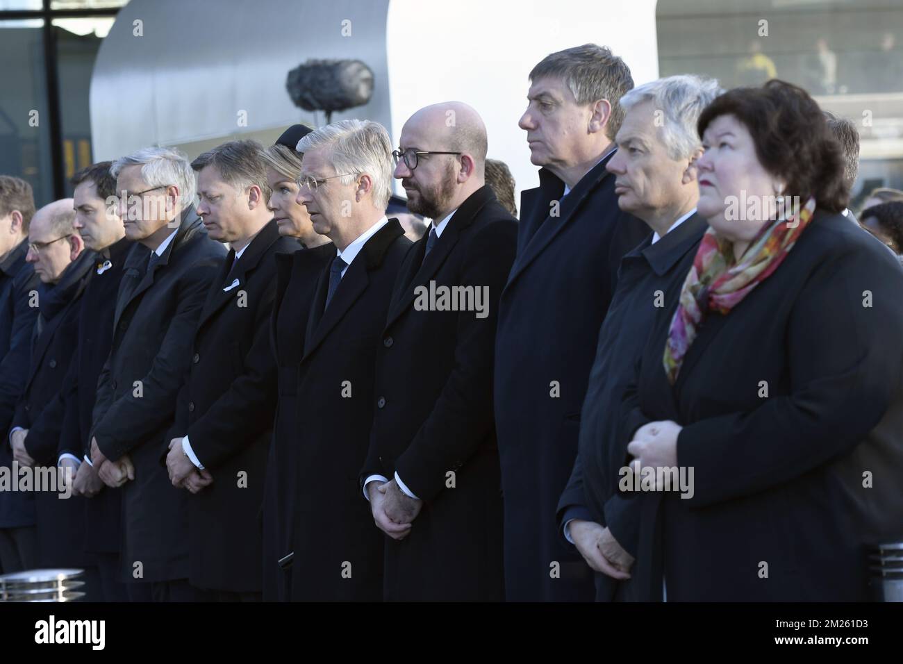 Justizminister Koen Geens, Vizepremierminister und Minister für Zusammenarbeit, Entwicklung, Digitale Agenda, Telekommunikation und Postdienste Alexander De Croo, Vizepremierminister und Minister für Beschäftigung, Wirtschaft und Verbraucherschutz Kris Peeters, Vorstandsvorsitzender des Brüsseler Flughafens Arnaud Feist, Königin Mathilde von Belgien, König Philippe - Filip von Belgien, Der belgische Ministerpräsident Charles Michel, der stellvertretende Ministerpräsident und Innenminister Jan Jambon, der stellvertretende Ministerpräsident und Außenminister Didier Reynders und die Ministerin für Gesundheit und Soziales Maggie De Block stehen bei einer Ehrenfeier zu einer Schweigeminute Stockfoto