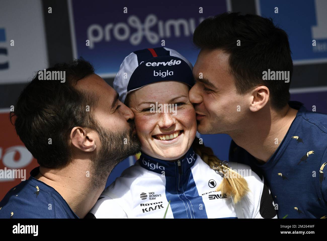 Die finnische Lotta Lepisto erhält Küsse auf dem Podium, nachdem sie am Sonntag, den 26. März 2017, das Frauenrennen des Gent-Wevelgem-Radrennen gewonnen hat. BELGA FOTO YORICK JANSENS Stockfoto