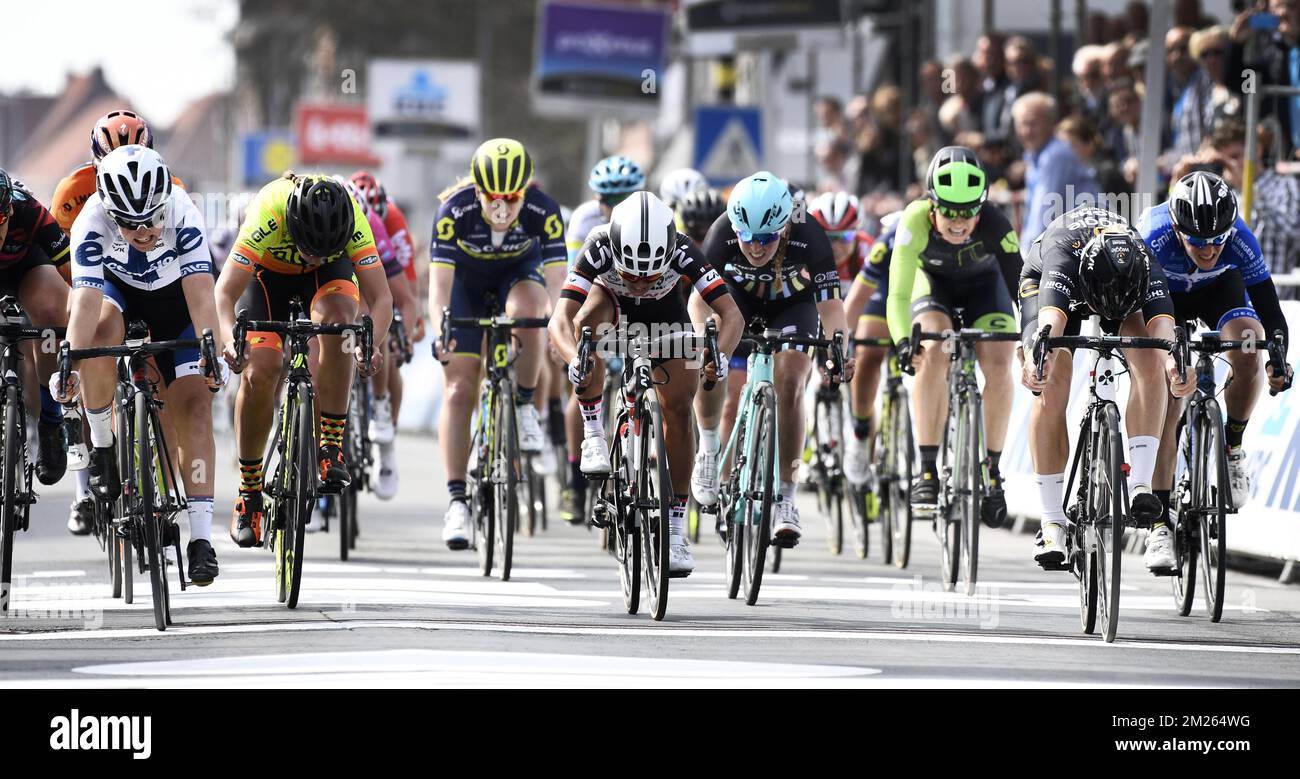 Die finnische Lotta Lepisto (L) gewinnt, bevor der belgische Jolien D'Hoore (R) am Sonntag, den 26. März 2017, in Wevelgem das Frauenrennen des eintägigen Radrennens Gent-Wevelgem beendet. BELGA FOTO YORICK JANSENS Stockfoto