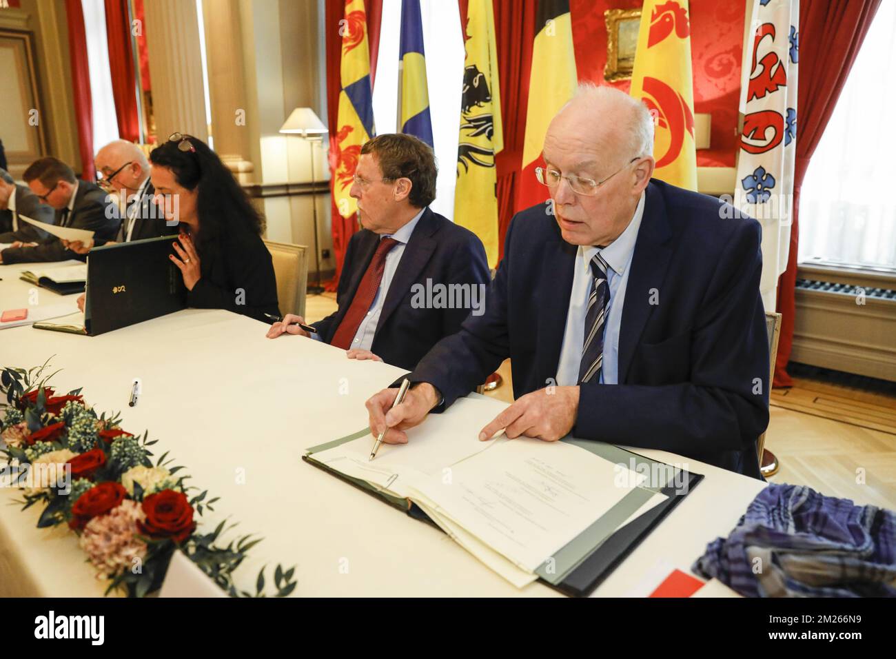 SENATOR Alexander Miesen, Vorsitzender des flämischen parlaments Jan Peumans, Senatsvorsitzende Christine Defraigne, Kammervorsitzender von N-VA Siegfried Bracke, Parlamentsvorsitzender Charles Picque in Brüssel, das auf einer Konferenz mit den Vorsitzenden der verschiedenen belgischen Regionalparlamente zur Unterzeichnung eines Subsidiaritätsabkommens abgebildet wurde; Mittwoch, den 29. März 2017, im Senat des bundesparlaments in Brüssel. BELGA FOTO THIERRY ROGE Stockfoto