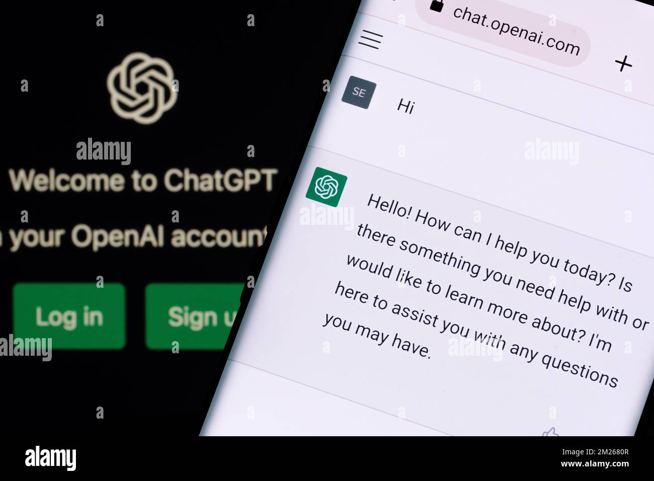 ChatGPT-Chat bot-Bildschirm auf Smartphone und Laptop mit Chat-GPT-Anmeldebildschirm im Hintergrund. Ein neuer AI-Chatbot von OpenAI. Stafford, Einheit Stockfoto