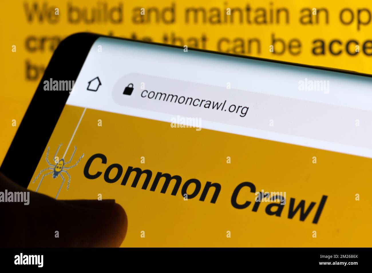 Gemeinsames Crawl Logo auf dem Bildschirm des Smartphones und dessen Website im Hintergrund. Repository der Web Crawl-Daten. Stafford, Vereinigtes Königreich, Dekem Stockfoto
