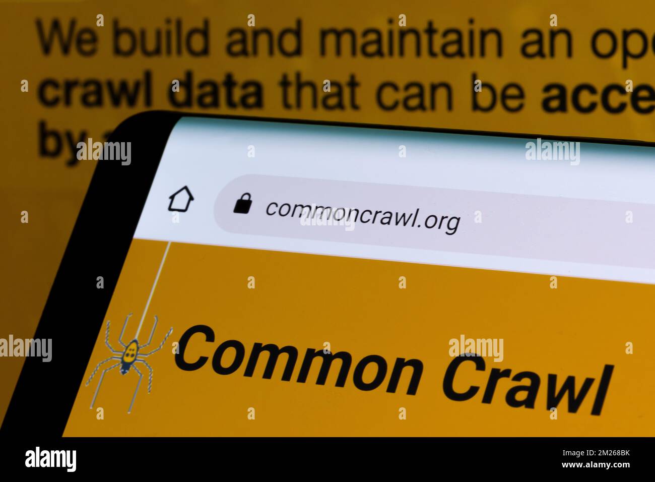 Gemeinsames Crawl Logo auf dem Bildschirm des Smartphones und dessen Website im Hintergrund. Repository der Web Crawl-Daten. Stafford, Vereinigtes Königreich, Dekem Stockfoto