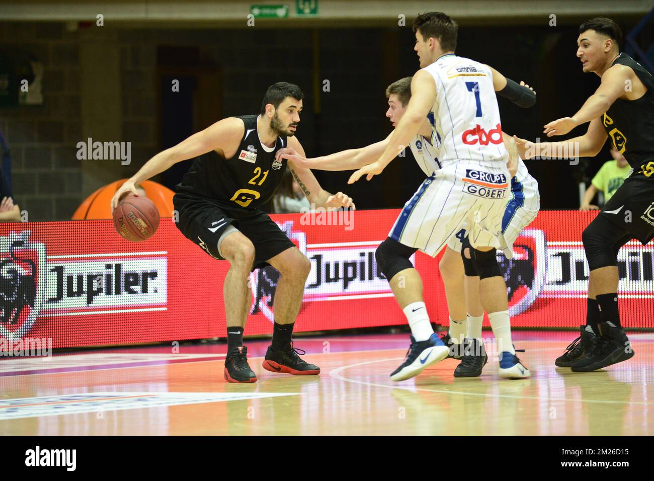 Marko Jagodic Kuridza von Oostende und David Sainsbury von Mons wurden während des Basketballspiels zwischen Belfius Mons-Hainaut und BC Telenet Oostende am Spieltag 29 des Korbwettbewerbs der EuroMillions League am Samstag, den 08. April 2017 in Mons in Aktion gezeigt. BELGA FOTO JEAN-LUC FLEMAL Stockfoto