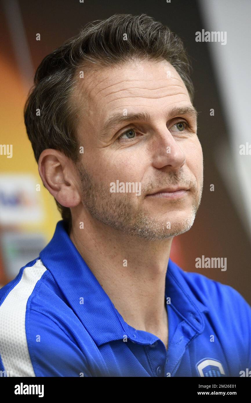 Der Cheftrainer von Genk, Albert Stuivenberg, wurde auf einer Pressekonferenz der belgischen Fußballmannschaft RC Genk am Mittwoch, den 12. April 2017, in Vigo, Spanien, vorgestellt. Morgen spielt Genk gegen die spanische Mannschaft Celta Vigo im Europa-League-Wettbewerb. BELGA FOTO YORICK JANSENS Stockfoto