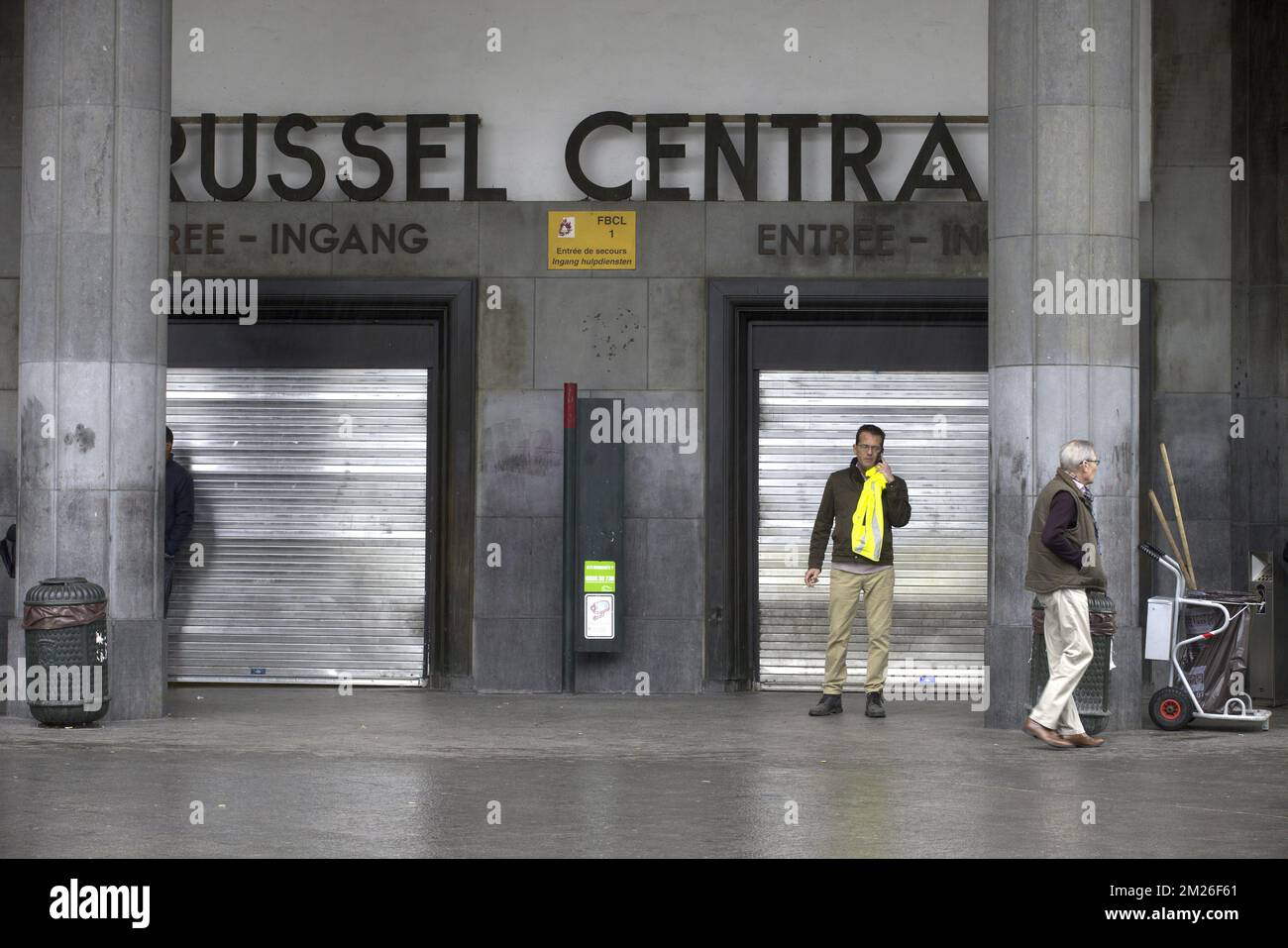 Abbildung zeigt den geschlossenen Brüsseler Hauptbahnhof ("Bruxelles-Central", "Brussel-Centraal", am Samstag, den 15. April 2017, in Redu. Der Bahnhof wurde nach einem Brand in einem technischen Zug in der Nähe des Bahnhofs geschlossen, der Rauchschäden im Bahnhof verursachte. BELGA FOTO NICOLAS MAETERLINCK Stockfoto