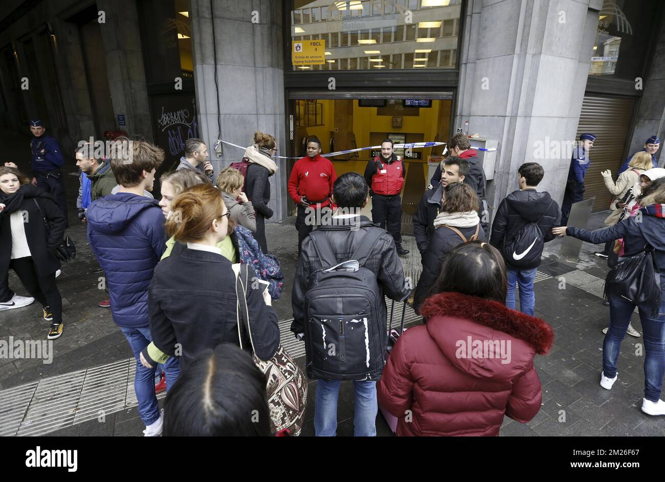 Das Bild zeigt festsitzende Reisende am geschlossenen Brüsseler Hauptbahnhof ("Bruxelles-Central", "Brussel-Centraal", am Samstag, den 15. April 2017, in Redu. Der Bahnhof wurde nach einem Brand in einem technischen Zug in der Nähe des Bahnhofs geschlossen, der Rauchschäden im Bahnhof verursachte. BELGA FOTO NICOLAS MAETERLINCK Stockfoto