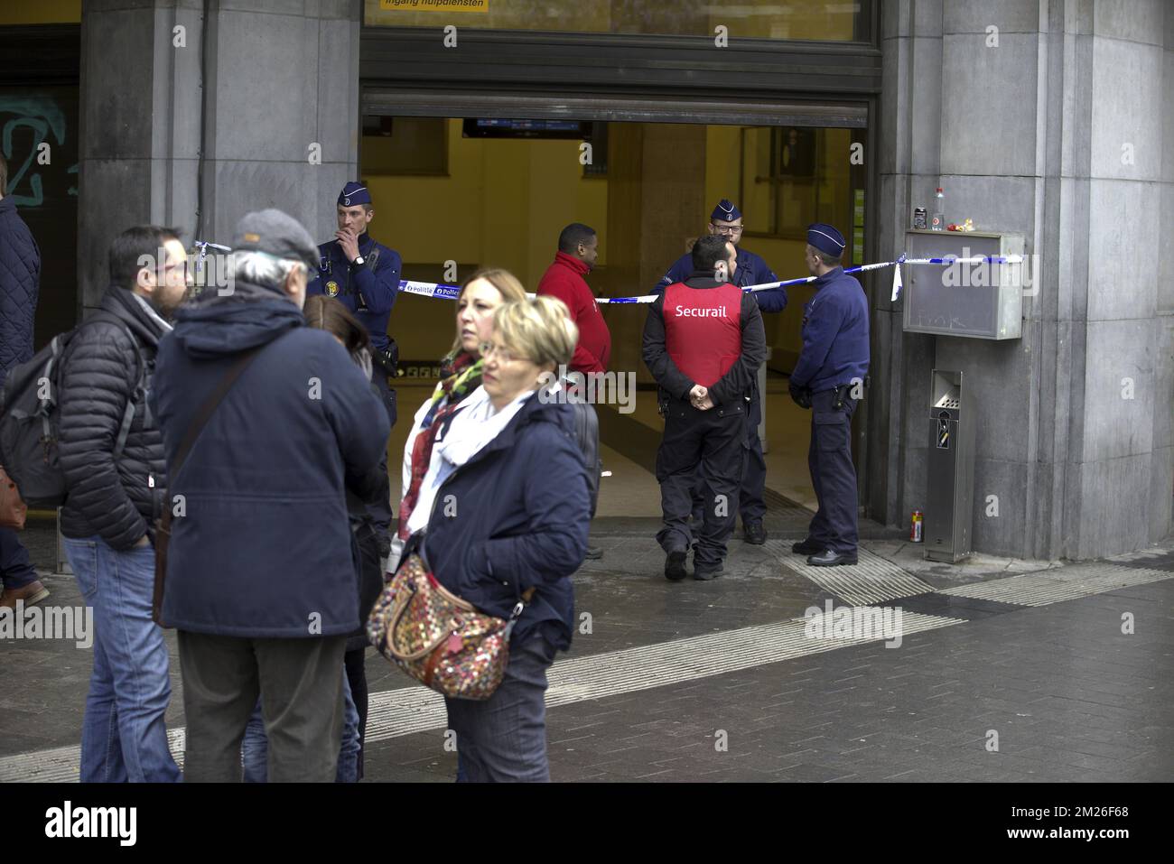 Das Bild zeigt festsitzende Reisende am geschlossenen Brüsseler Hauptbahnhof ("Bruxelles-Central", "Brussel-Centraal", am Samstag, den 15. April 2017, in Redu. Der Bahnhof wurde nach einem Brand in einem technischen Zug in der Nähe des Bahnhofs geschlossen, der Rauchschäden im Bahnhof verursachte. BELGA FOTO NICOLAS MAETERLINCK Stockfoto