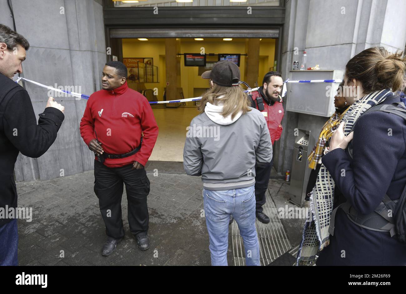 Das Bild zeigt festsitzende Reisende am geschlossenen Brüsseler Hauptbahnhof ("Bruxelles-Central", "Brussel-Centraal", am Samstag, den 15. April 2017, in Redu. Der Bahnhof wurde nach einem Brand in einem technischen Zug in der Nähe des Bahnhofs geschlossen, der Rauchschäden im Bahnhof verursachte. BELGA FOTO NICOLAS MAETERLINCK Stockfoto