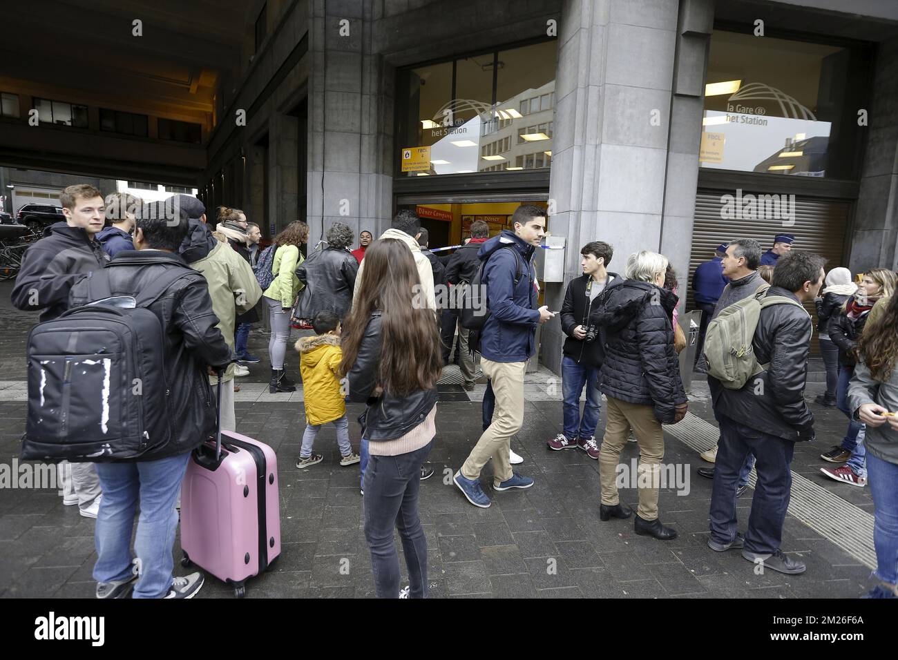 Das Bild zeigt festsitzende Reisende am geschlossenen Brüsseler Hauptbahnhof ("Bruxelles-Central", "Brussel-Centraal", am Samstag, den 15. April 2017, in Redu. Der Bahnhof wurde nach einem Brand in einem technischen Zug in der Nähe des Bahnhofs geschlossen, der Rauchschäden im Bahnhof verursachte. BELGA FOTO NICOLAS MAETERLINCK Stockfoto