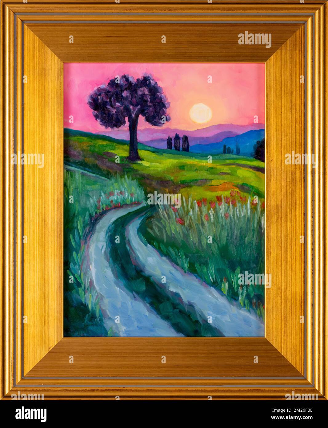 Zeitgenössische Ölgemälde im Expressionismus in einem goldenen Rahmen, die eine Landstraße mit Feldern und Bergen bei Sonnenuntergang darstellen. Eindrücke Stockfoto