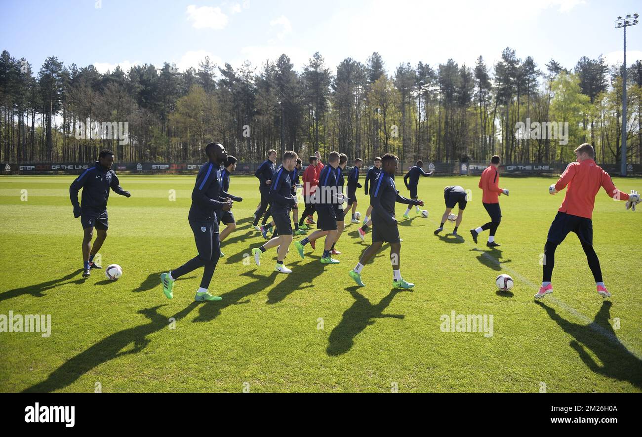 Die Spieler von Genk wurden während eines Trainings der belgischen Fußballmannschaft RC Genk am Mittwoch, den 19. April 2017 in Genk fotografiert. Morgen spielt Genk im Europa-League-Wettbewerb gegen die spanische Mannschaft Celta Vigo die zweite Etappe des Viertelfinals. BELGA FOTO YORICK JANSENS Stockfoto