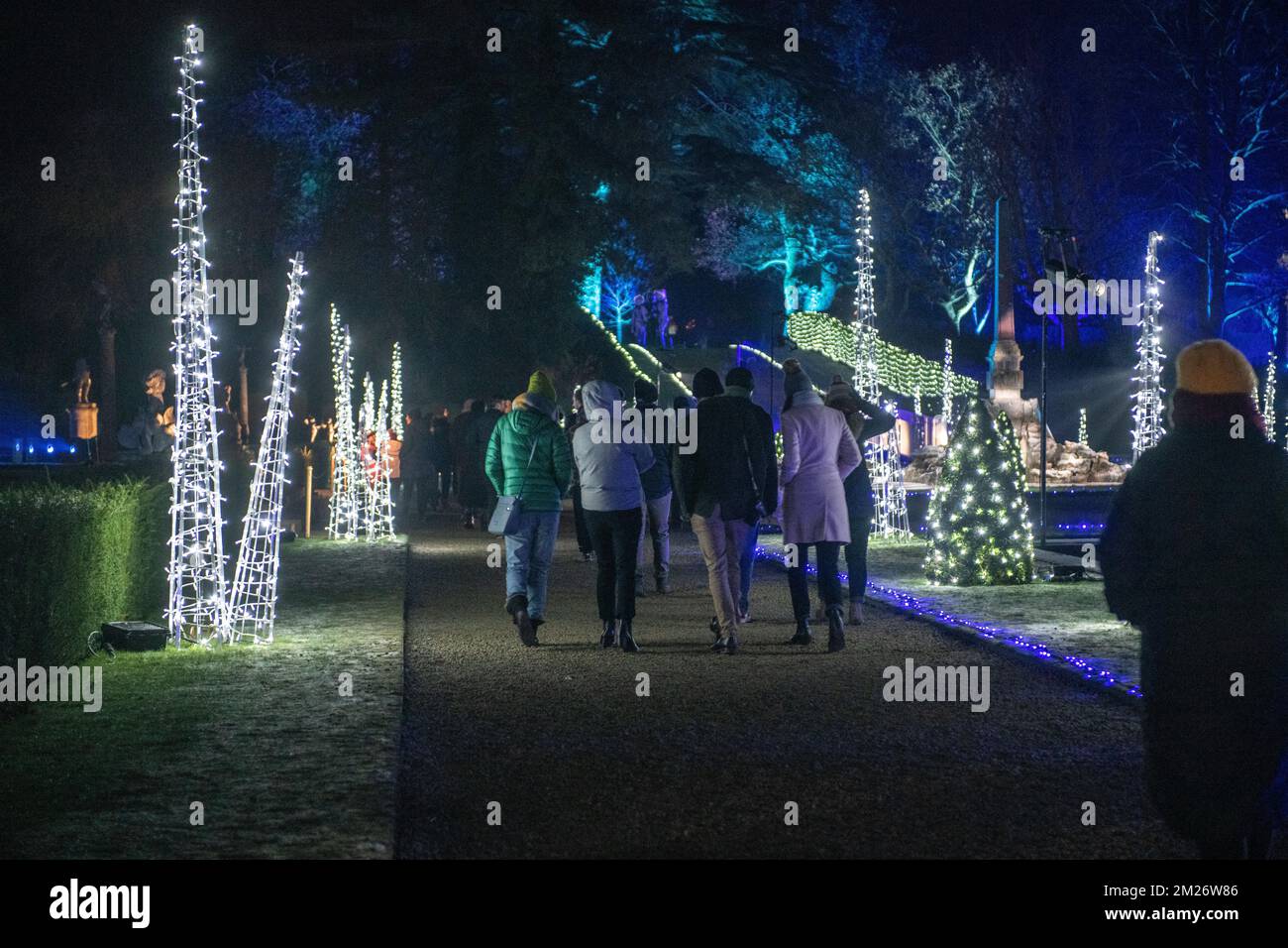Woodstock, England, 13.. Dezember 2022, Weihnachten im Blenheim Palace, Lighting Trail - eine Ausstellung, die über eine Million Lichter mit Weihnachtsliedern kombiniert. Kredit: Lu Parrott/Alamy Live News Stockfoto