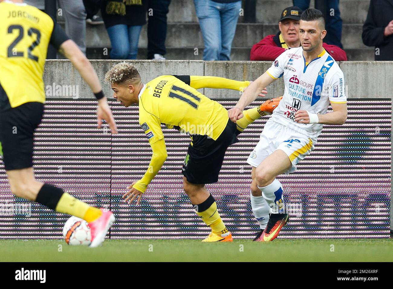 Manuel Hedilazio Benson von Lierse und Matthias Fixelles von Union kämpfen um den Ball während des Spiels der Jupiler Pro League zwischen Lierse und Union Saint-Gilloise in Lier, Samstag, den 06. Mai 2017, am 7. (Von 10) Tag des Play-off 2A der belgischen Fußballmeisterschaft. BELGA FOTO BRUNO FAHY Stockfoto