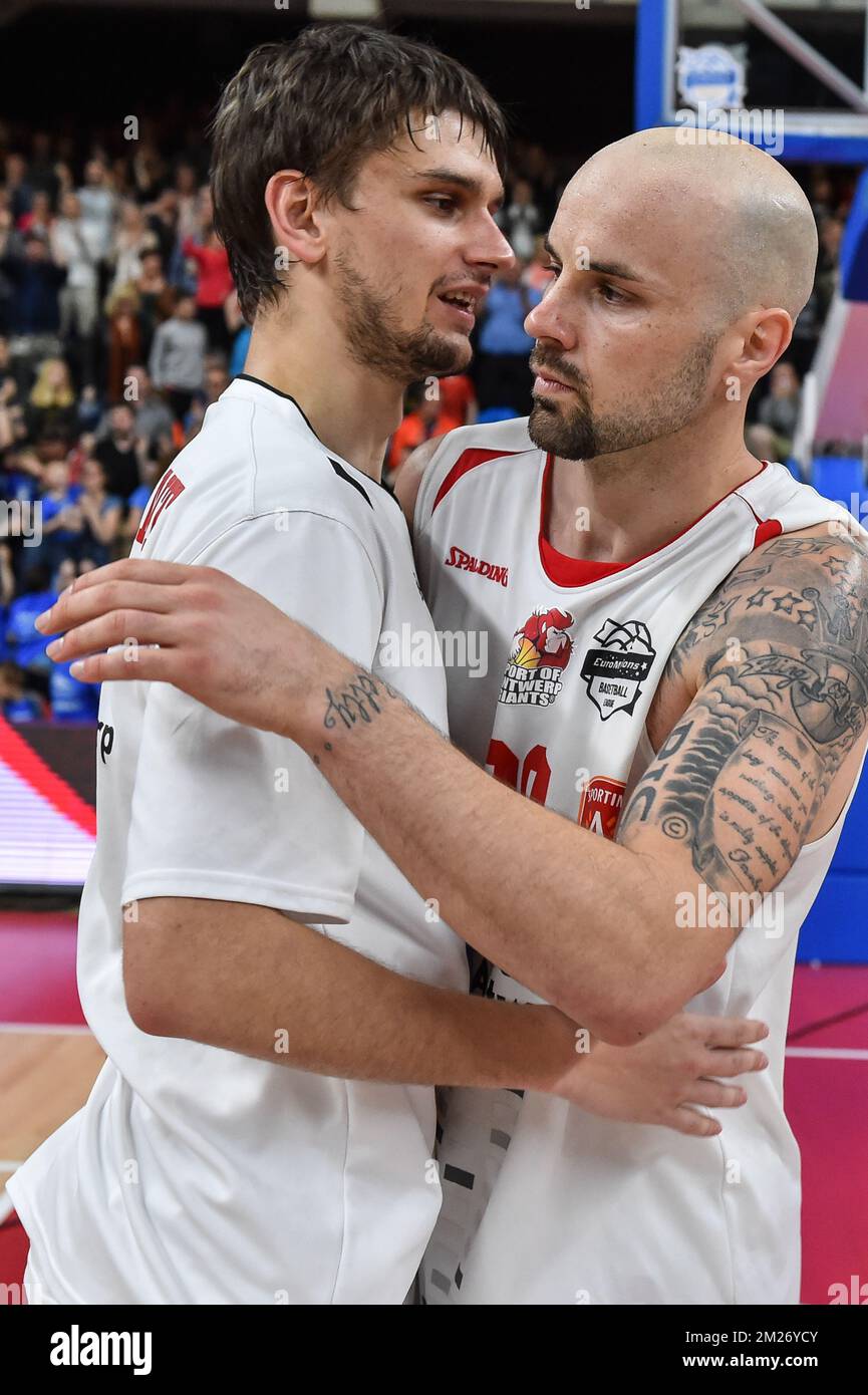 Antwerpens Spieler feiern nach dem Sieg des Basketballspiels zwischen Port of Antwerp Giants und Oostende am 33. Tag des EuroMillions League-Basketballwettbewerbs am Sonntag, den 07. Mai 2017 in Antwerpen. BELGA FOTO LUC CLAESSEN Stockfoto