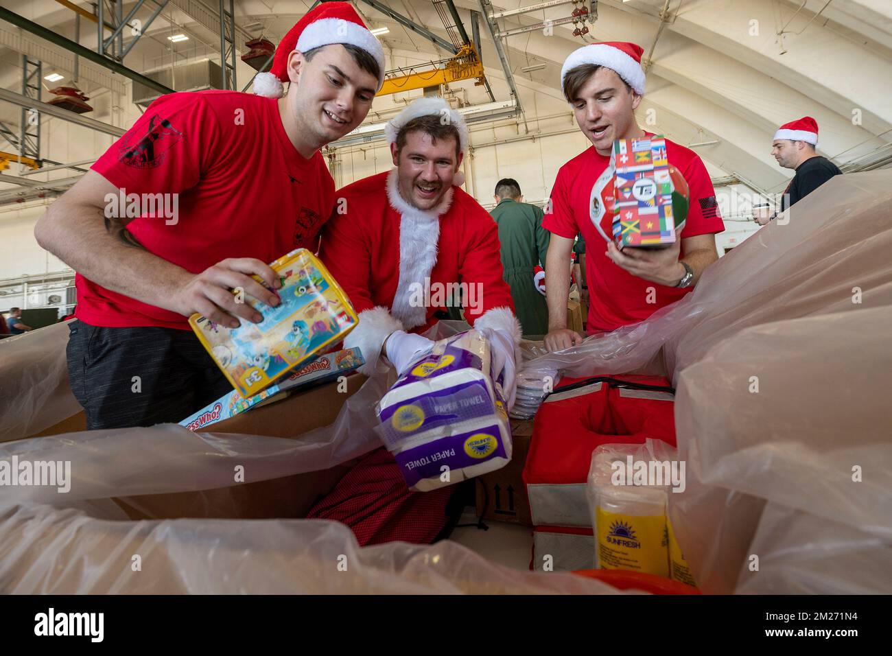 Yigo, Usa. 03. Dezember 2022. USA Air Force Crewmitglieder des 36. Expeditionary Airlift Squadron laden Geschenke in eine Paketbox, um sie während der Operation Christmas Drop 2022 auf dem Luftwaffenstützpunkt Andersen am 3. Dezember 2022 in Yigo, Guam, abzuliefern. Operation Christmas Drop ist die älteste humanitäre und Katastrophenhilfemission, die 71.000 Pfund Nahrungsmittel, Geschenke und Vorräte zur Unterstützung abgelegener Inselgemeinden im Südpazifik liefert. Kredit: Yasuo Osakabe/US Airforce Photo/Alamy Live News Stockfoto