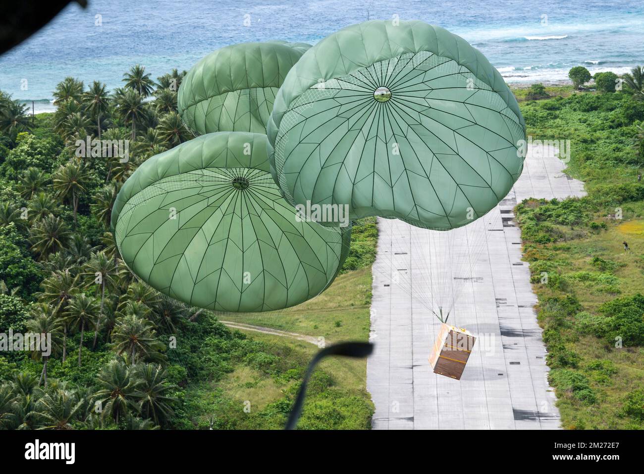 Ulithi-Atoll, Föderierte Staaten von Mikronesien. 04. Dezember 2022. Frachtbündel kommen aus den USA Air Force C-130J Hercules zum Flughafen Ulithi während Operation Christmas Drop 2022, 4. Dezember 2022 in Ulithi Atoll, Carolina Islands, FSM. Operation Christmas Drop ist die älteste humanitäre und Katastrophenhilfemission, die 71.000 Pfund Nahrungsmittel, Geschenke und Vorräte zur Unterstützung abgelegener Inselgemeinden im Südpazifik liefert. Kredit: Yasuo Osakabe/US Airforce Photo/Alamy Live News Stockfoto